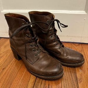 Frye Sabrina 6G Lace Up Boot in Fawn Pebble Size 9